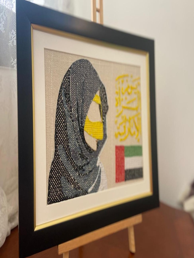 لوحة تطريز يدوي امرأة إماراتية مع البرقع الذهبي وعلم الإمارات
