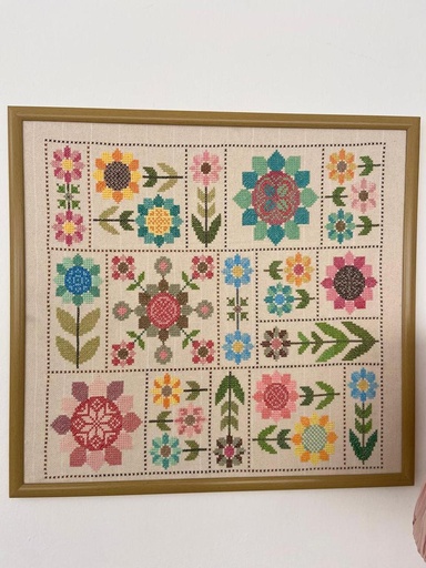 لوحة تطريز زهرية مربعة